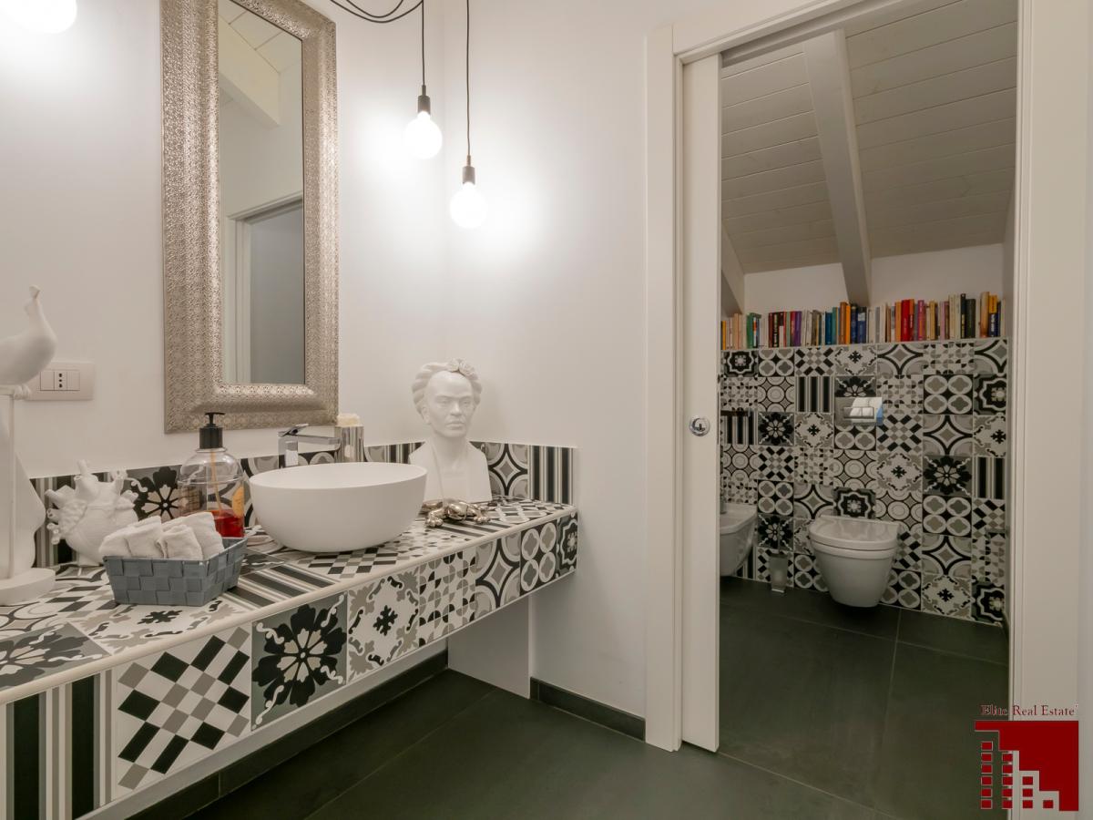 ATTICO MANSARDATO CON TERRAZZO E POSTO AUTO - Immagine# 18